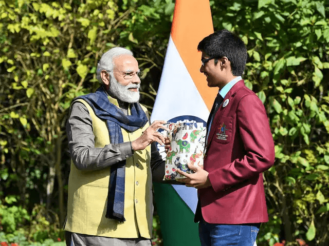 Chirag Falor receiving national honor from the hands of the Indian Prime Minister Modi